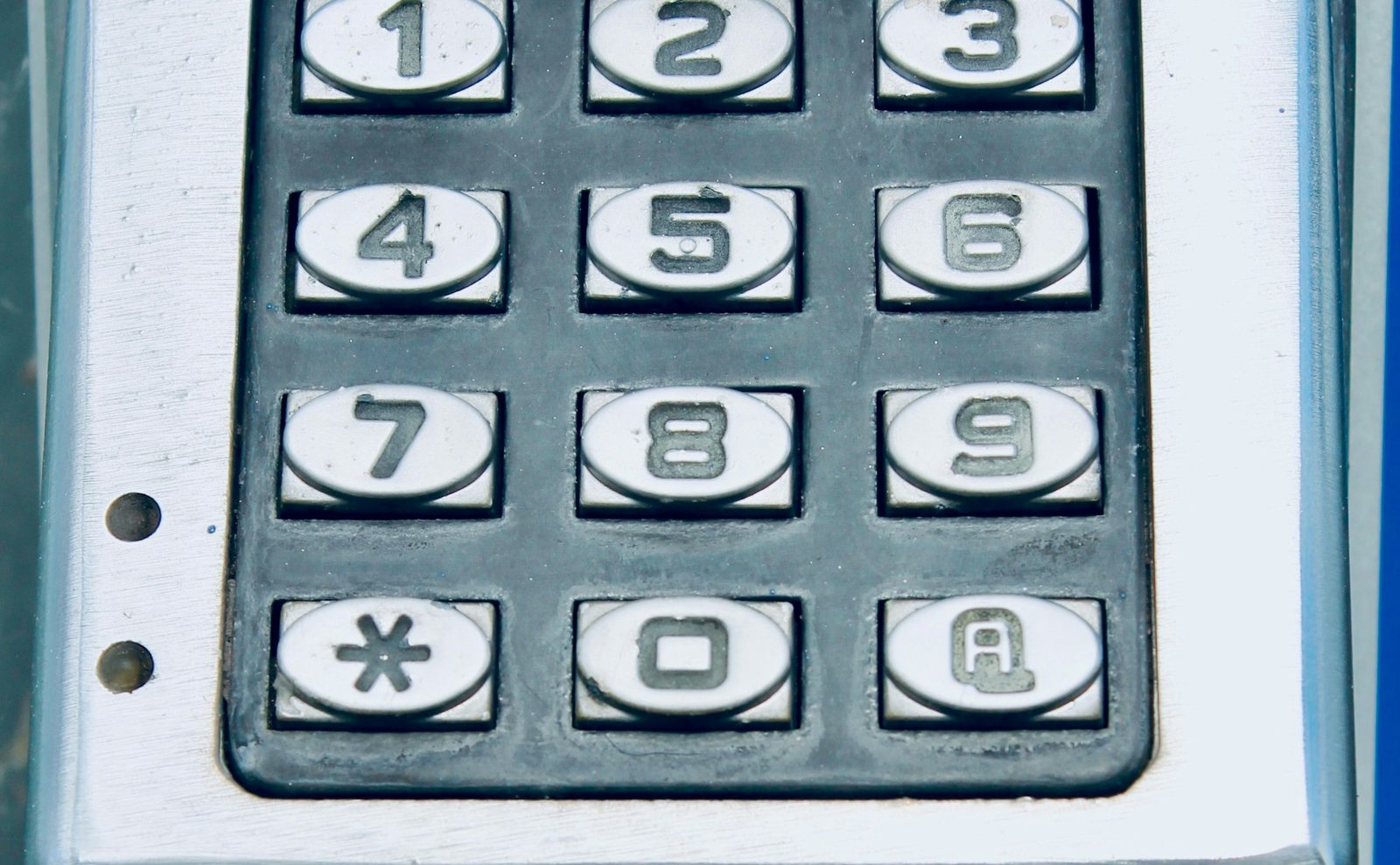 Teclado numérico metálico de una alarma