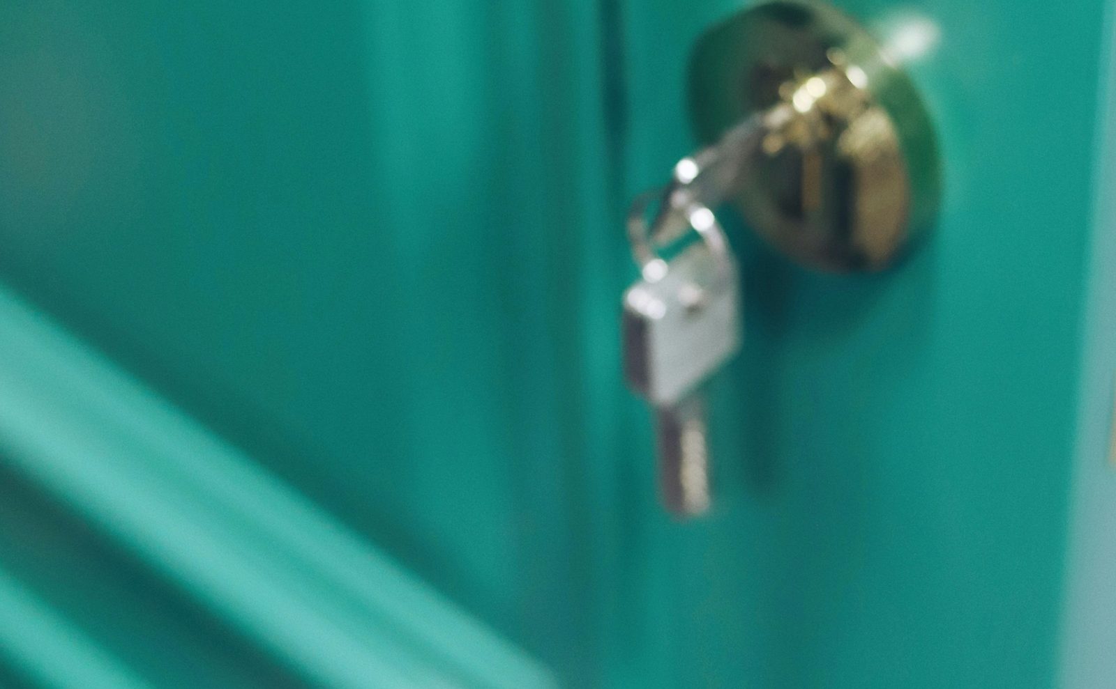 Llave puesta en la cerradura de una puerta verde