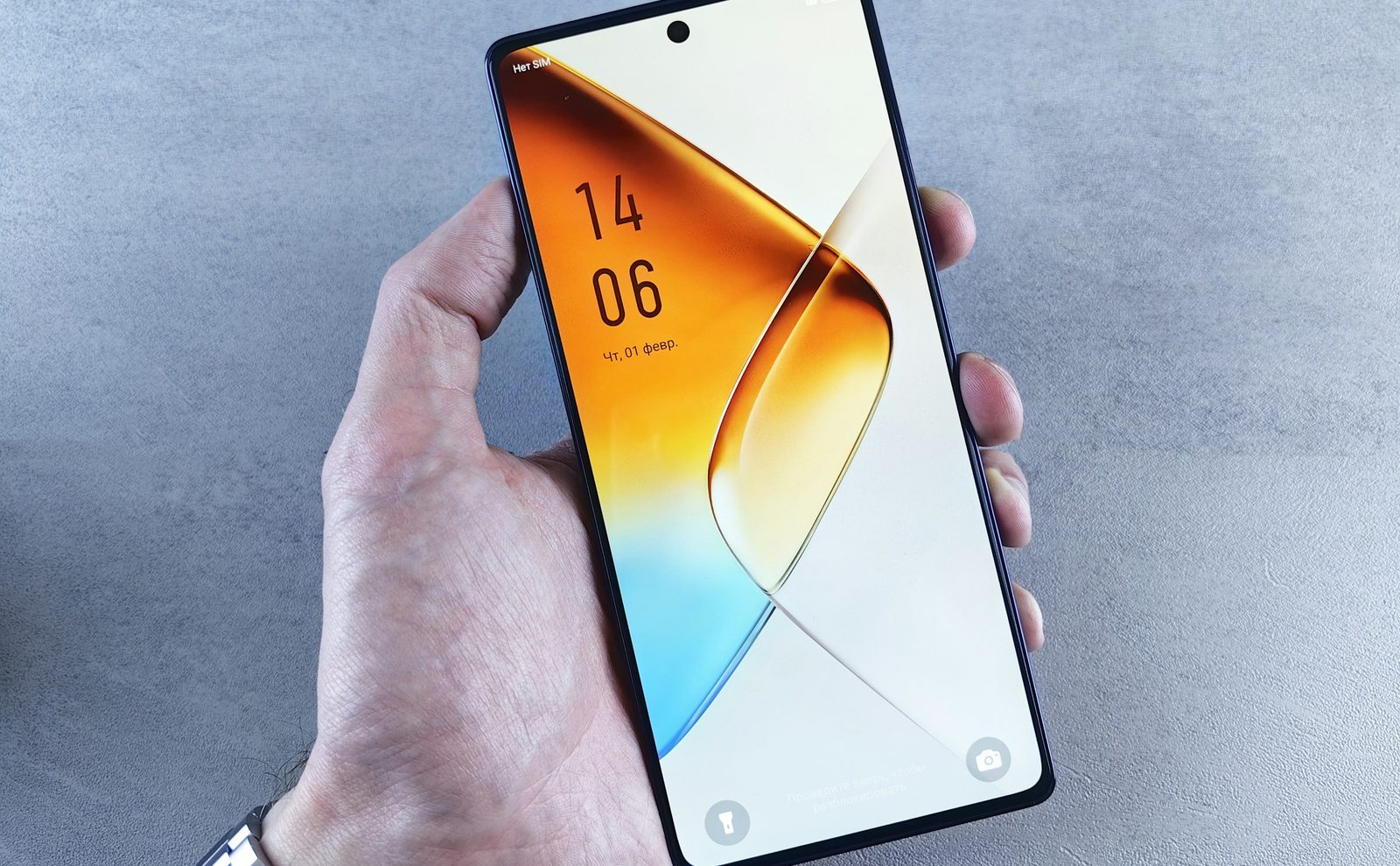 Mano sosteniendo un celular con la pantalla de bloqueo encendida