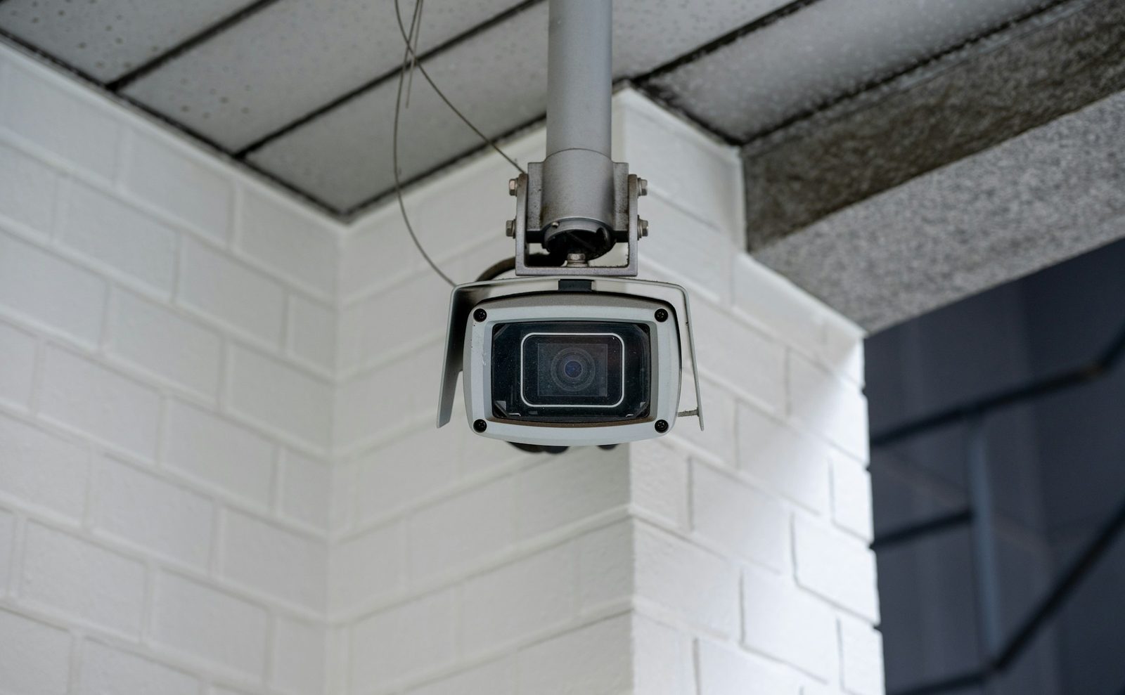 Cámara de seguridad colgada en la esquina de un techo